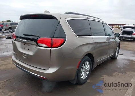2017 Chrysler Pacifica Touring-L z USA, uszkodzony, nr VIN 2C4RC1BG9HR592045